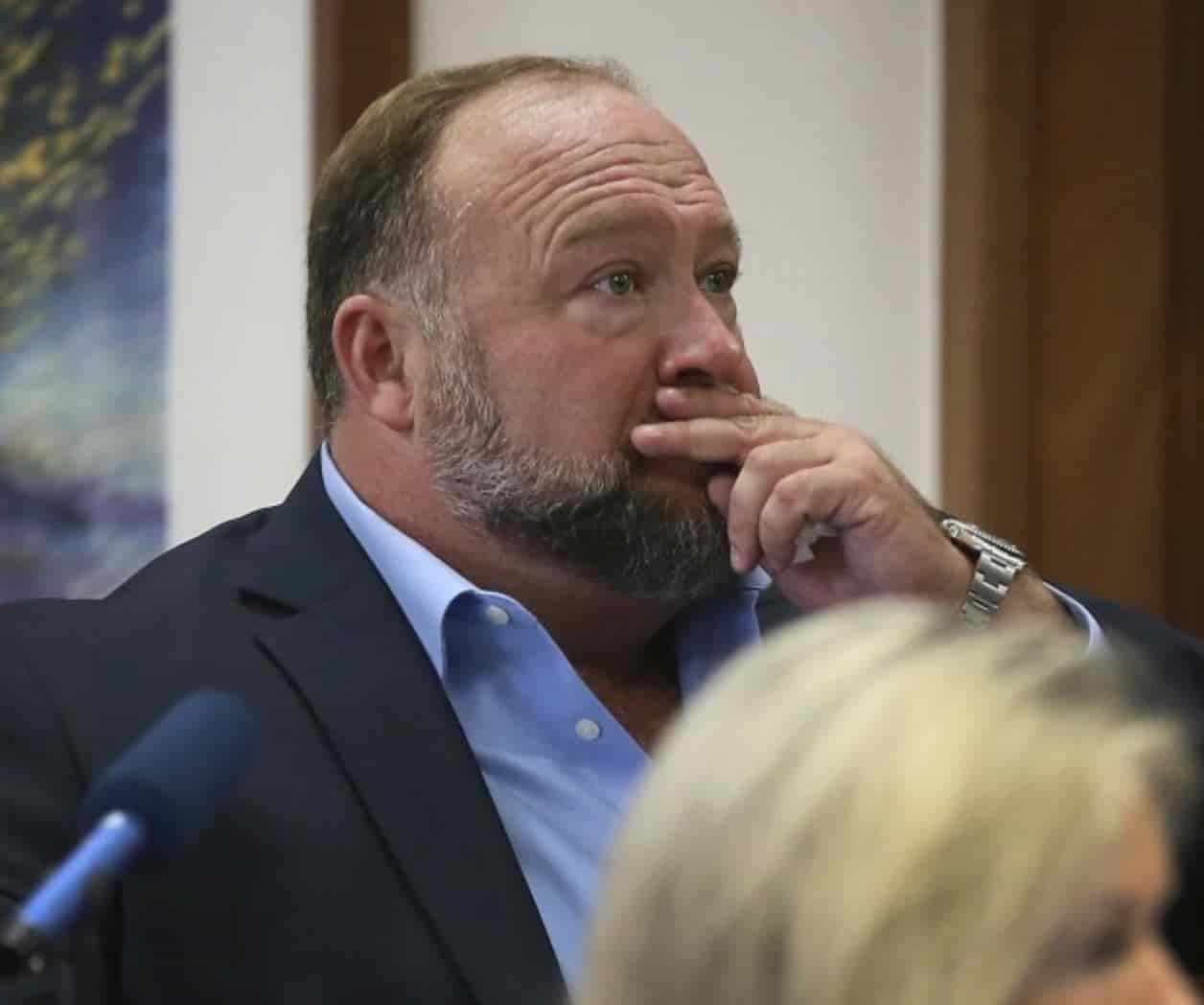 Alex Jones pagará 4 millones por teorías de conspiración de la masacre de Sandy Hook