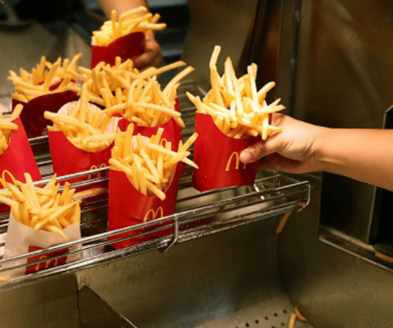 Le dispara a empleado de Mcdonalds por servir papas fritas frías
