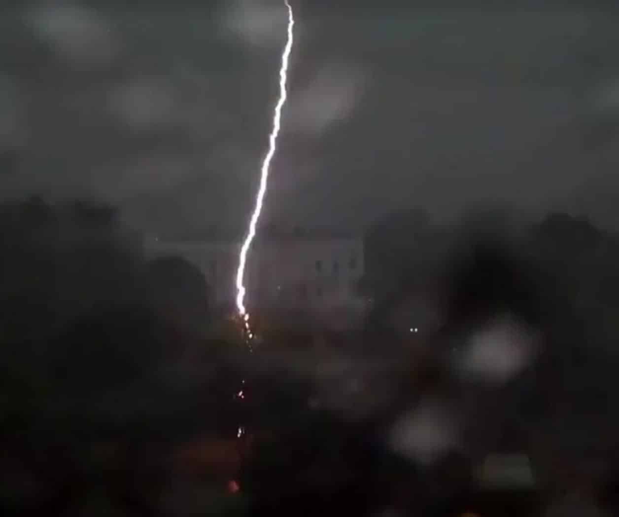 Rayo cae cerca de la Casa Blanca y mata a 2 personas