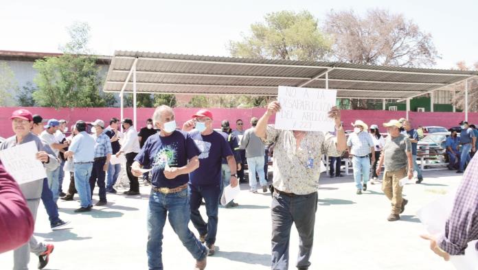 Protestan obreros de AHMSA por finiquitos 