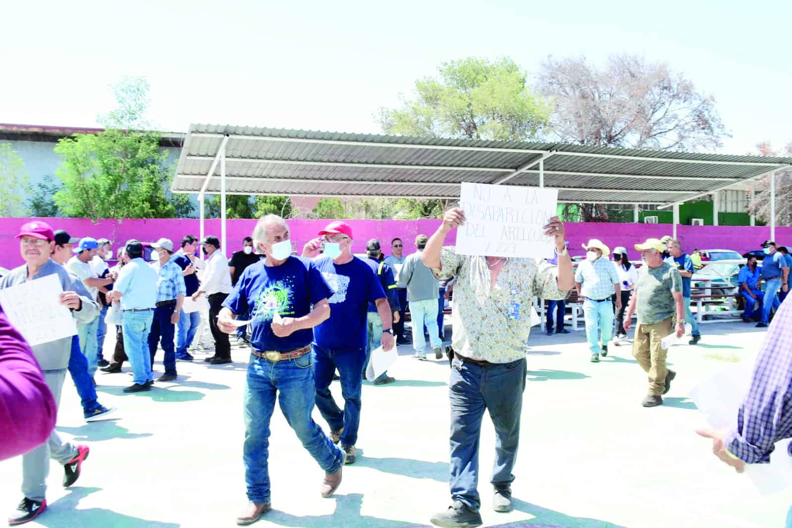 Protestan obreros de AHMSA por finiquitos 