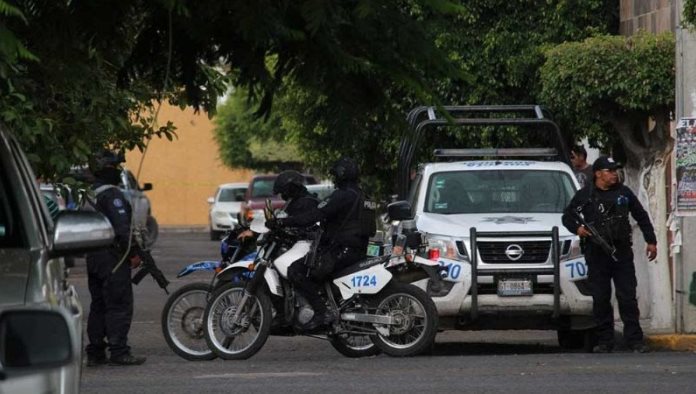 Hombres armados lanzan granada a policías de Celaya