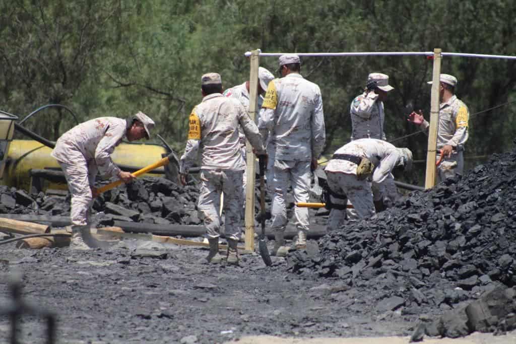 No se descarta la posibilidad que pudieran estar más mineros atrapados, dijo el mandatario.