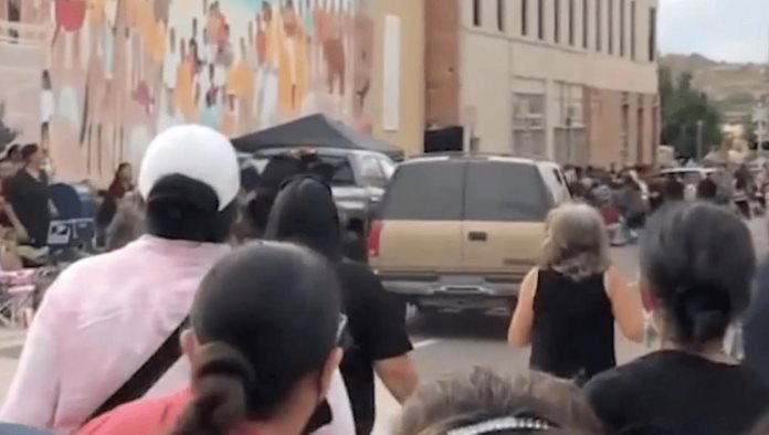 Atropella a 15 personas en desfile de nativos americanos en Nuevo México