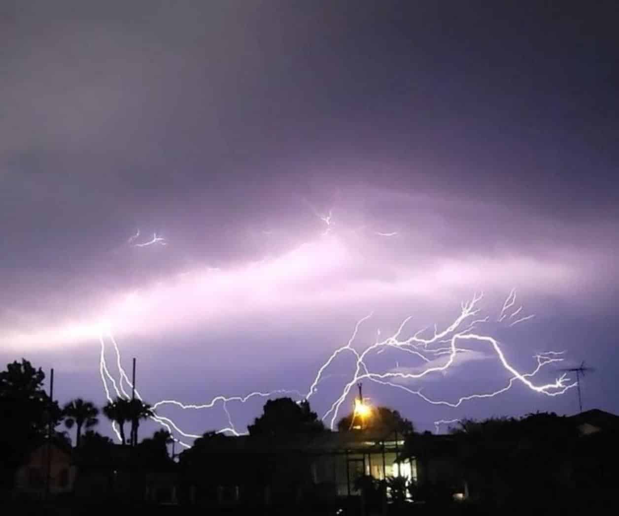 Tormentas eléctricas paralizan EU; Cancelan 1,400 vuelos
