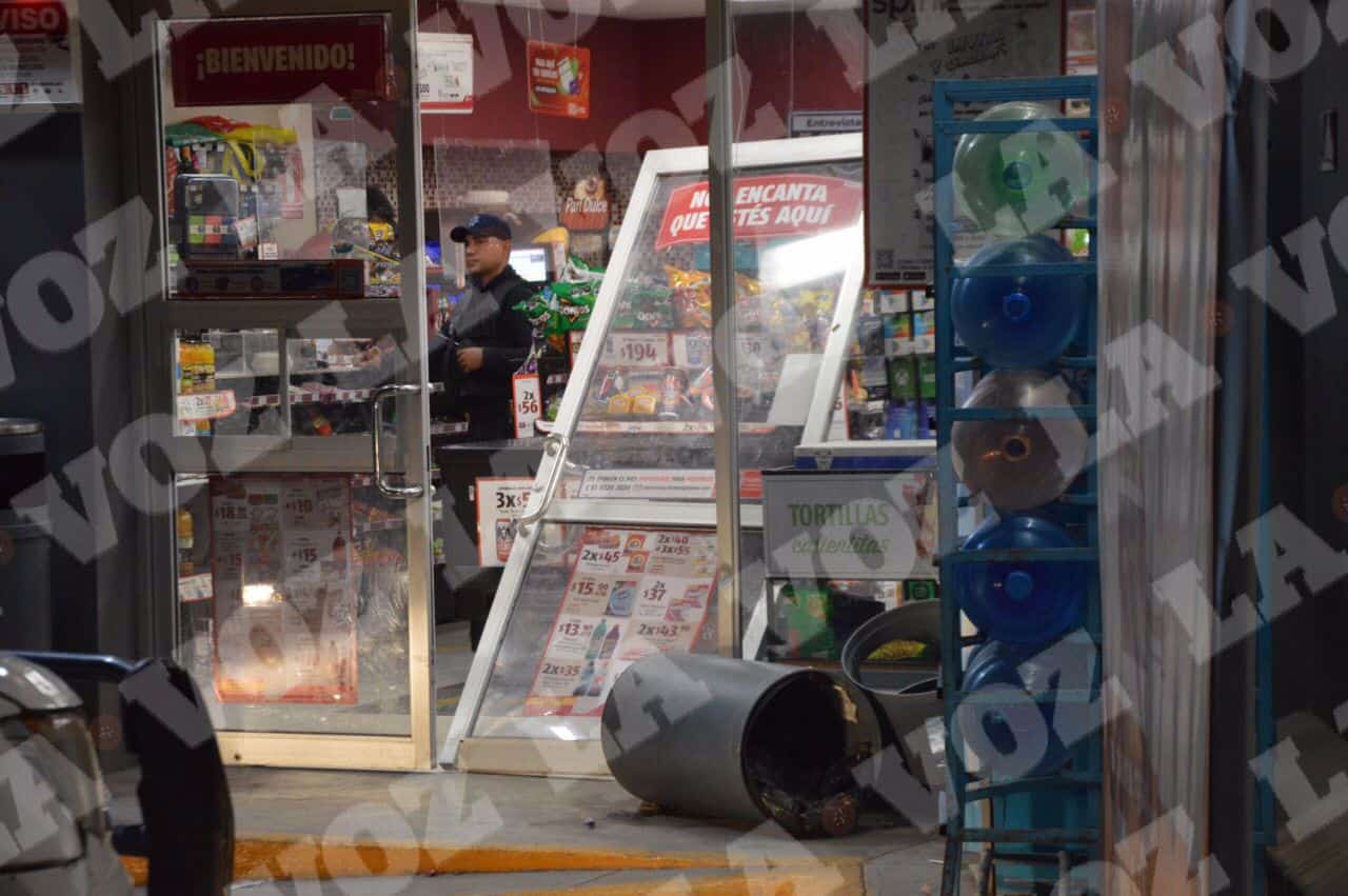 No le “ferean” $500; y les tumba la puerta