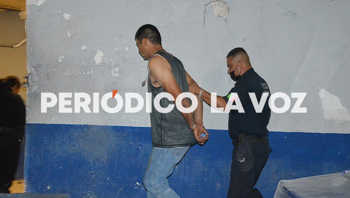 El mal educado sujeto fue llevado a la comandancia esposado.