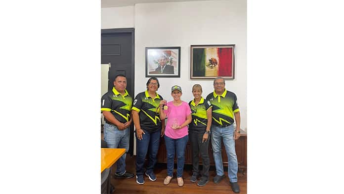 El staff técnico del equipo femenil bicampeón nacional de softbol y directivos de la asociación de esta disciplina.