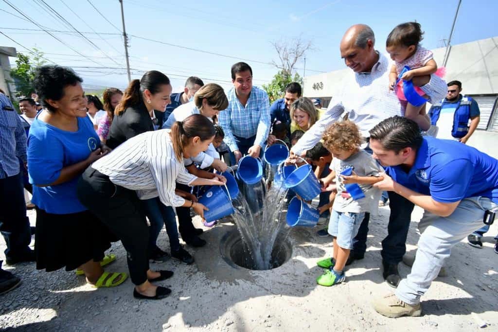 Doble entrega de obra de construcción de red de atarjeas, se realizó en la colonia Lucrecia Solano, beneficiará a 68 personas.