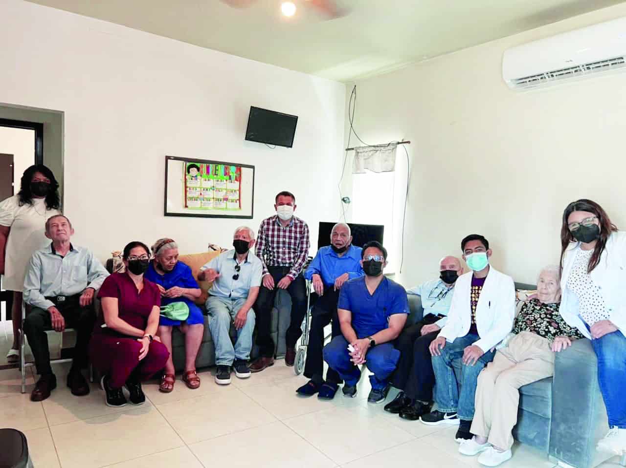 Médicos especialistas de la clínica 7 estaban en ese momento en el asilo para brindar atención médica a los abuelitos.
