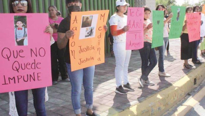 Claman justicia padres de Aarón