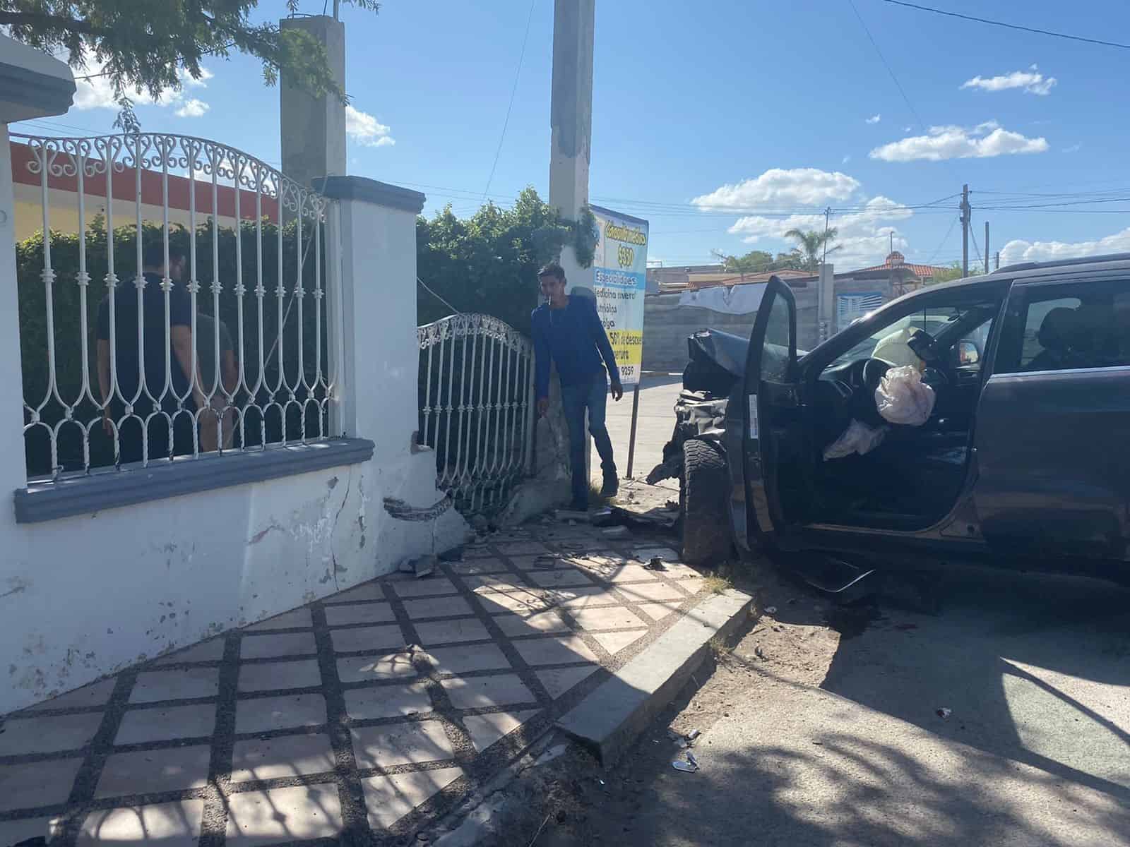 Choca camioneta blindada.