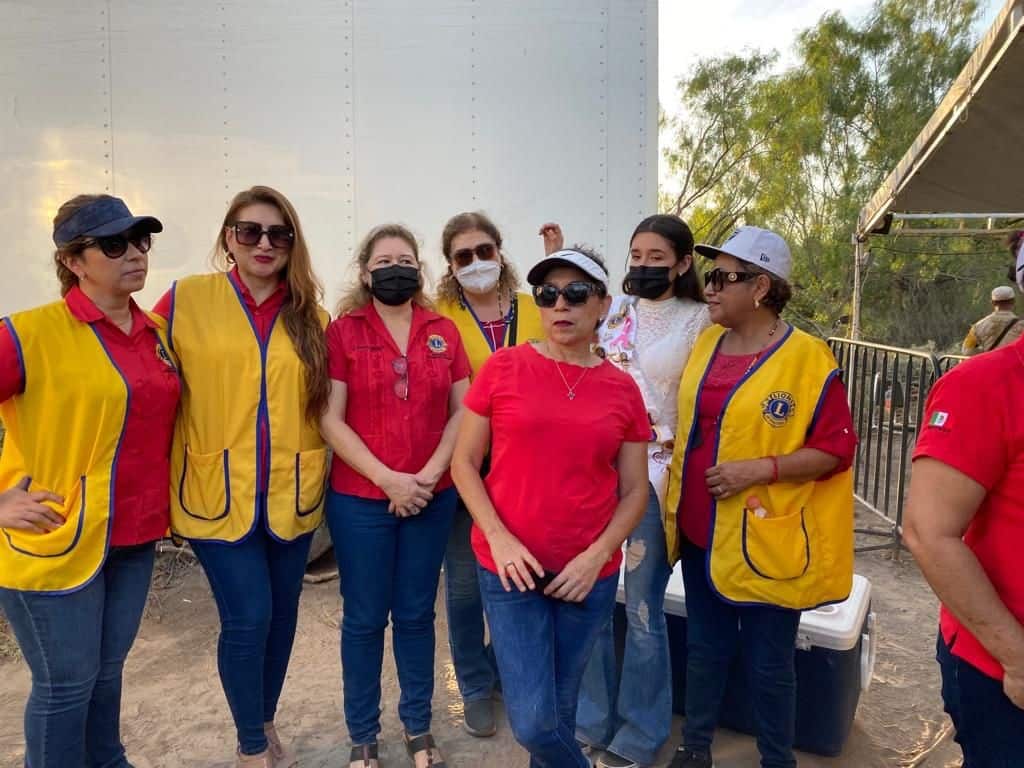 Las damas leonas llevaron víveres a familias y rescatistas de los mineros atrapados.
