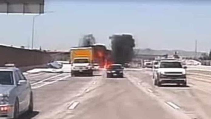 Explota avión que aterrizó de emergencia en autopista de California