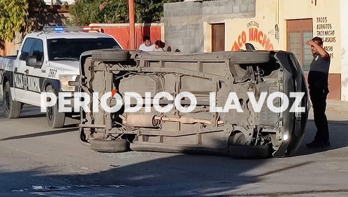 El automóvil de seguridad terminó llantas arriba.