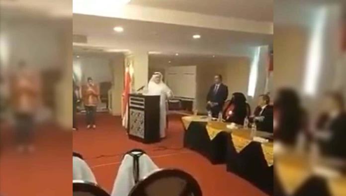 Colapsa y muere empresario de Arabia Saudita en medio de un discurso