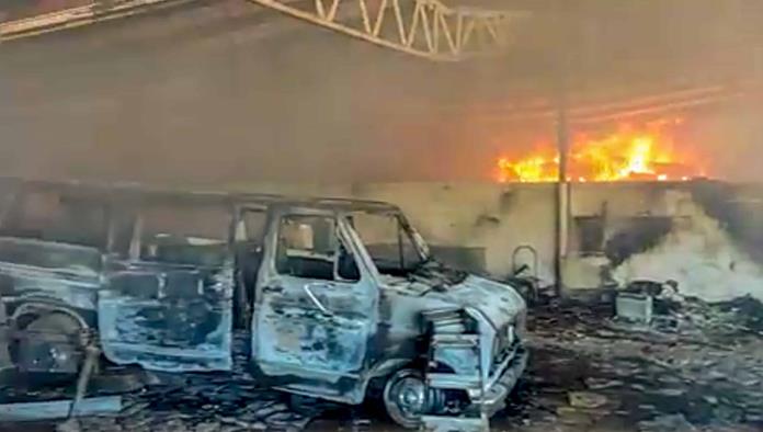 Arde bodega y camionetas