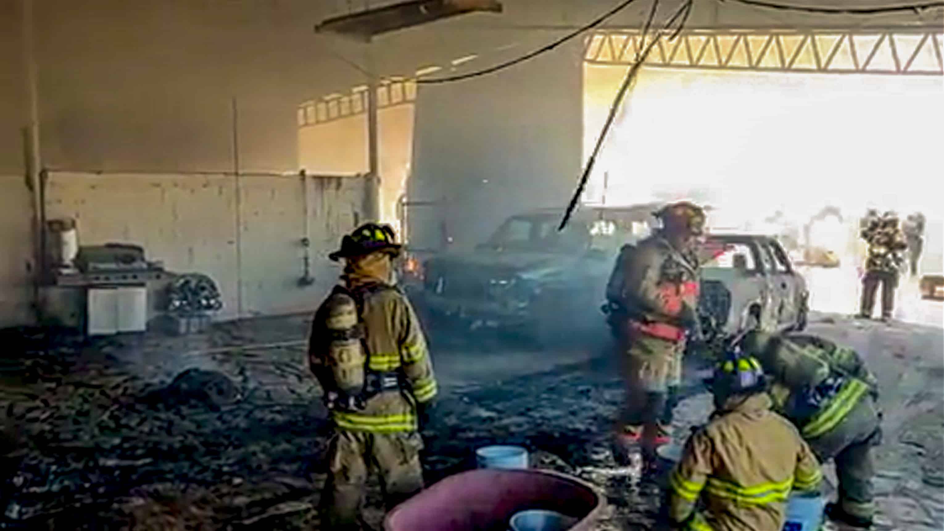 Arde bodega y camionetas