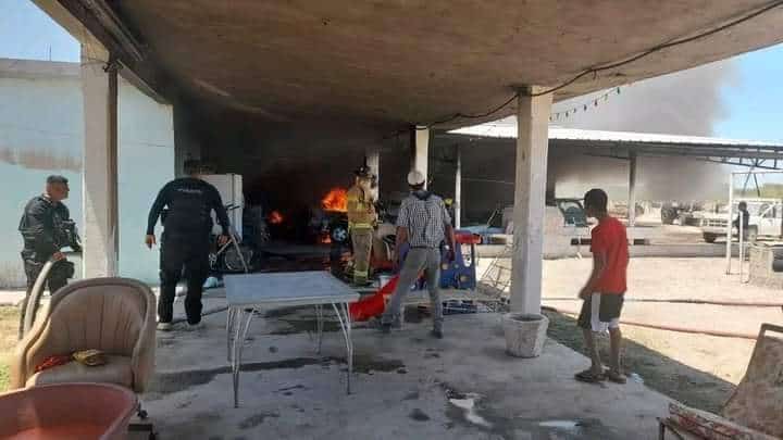 Arde bodega y camionetas