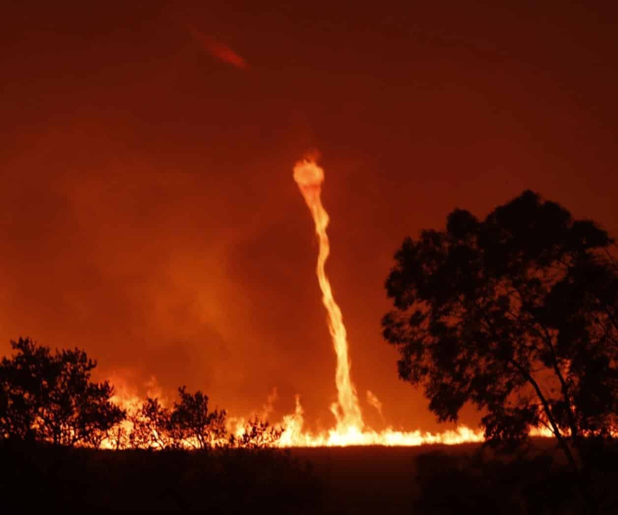 Se formó tornado de fuego en California