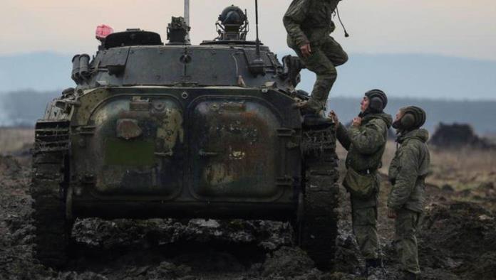 Rusos reclutan prisioneros para combatir en Ucrania