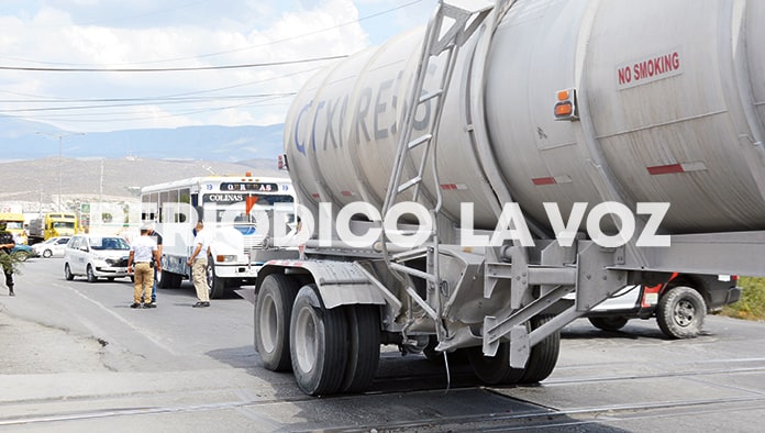 Impacta tren a pipa de gasolina