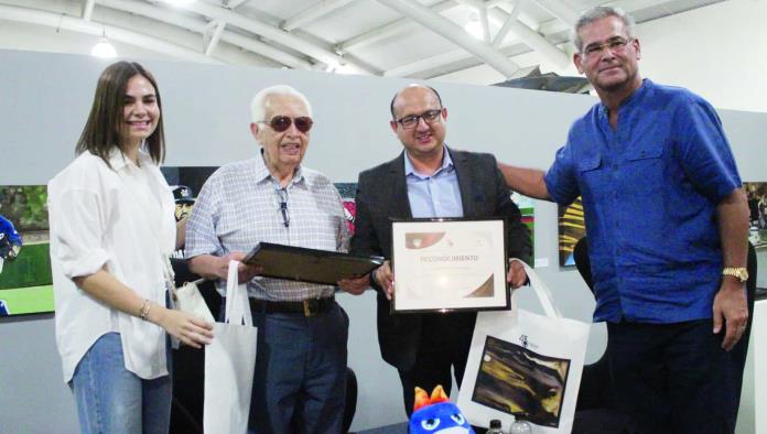 Exponen conferencia en exposición 97 años de historias LMB