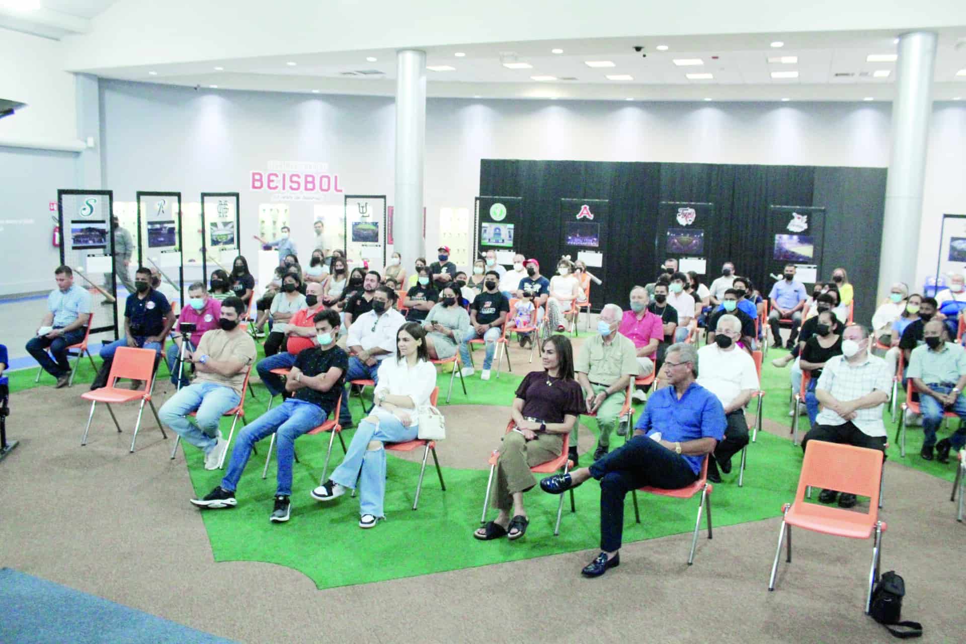 Exponen conferencia en exposición 97 años de historias LMB
