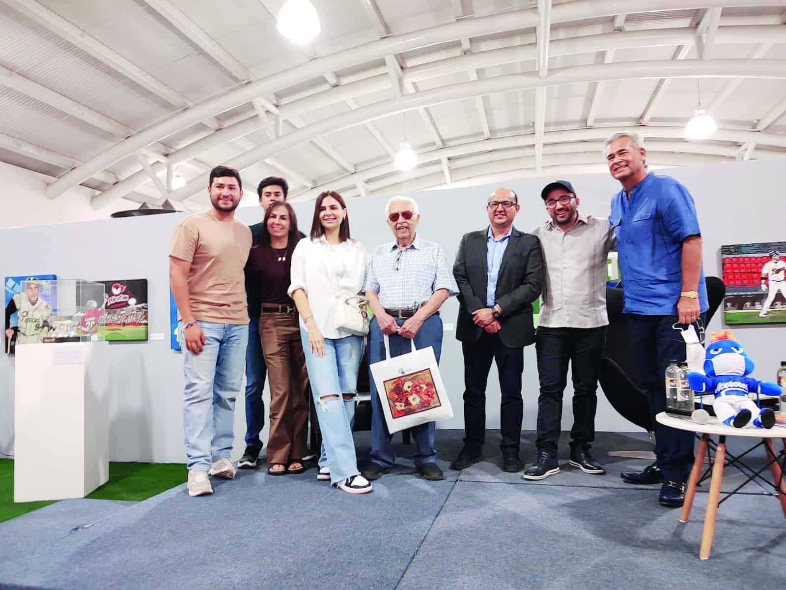 Exponen conferencia en exposición 97 años de historias LMB