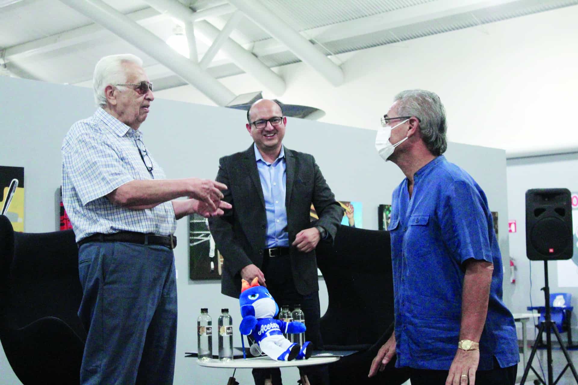 Exponen conferencia en exposición 97 años de historias LMB