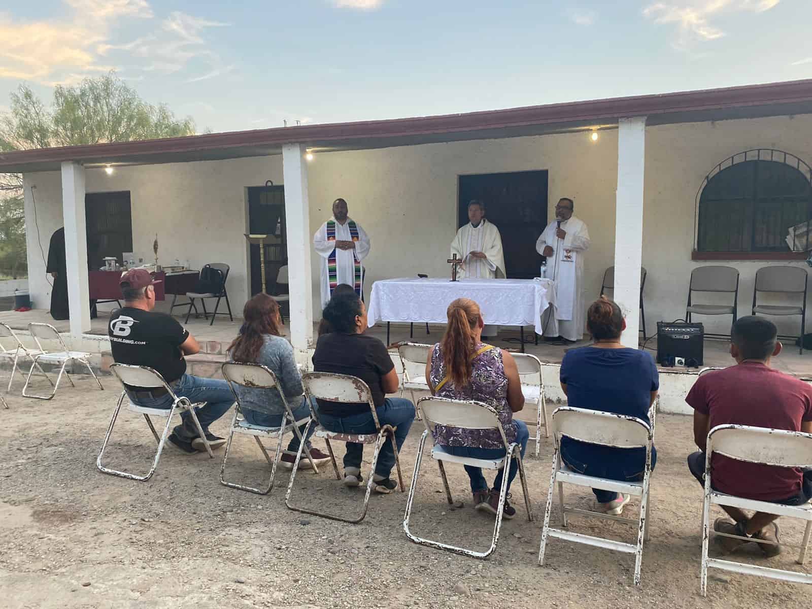 Los sacerdotes acuden diariamente al pozo carbonero a acompañar a las familias de los mineros.