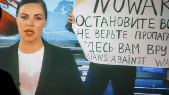 Condenan a arresto domiciliario a periodista rusa que protestó contra la guerra