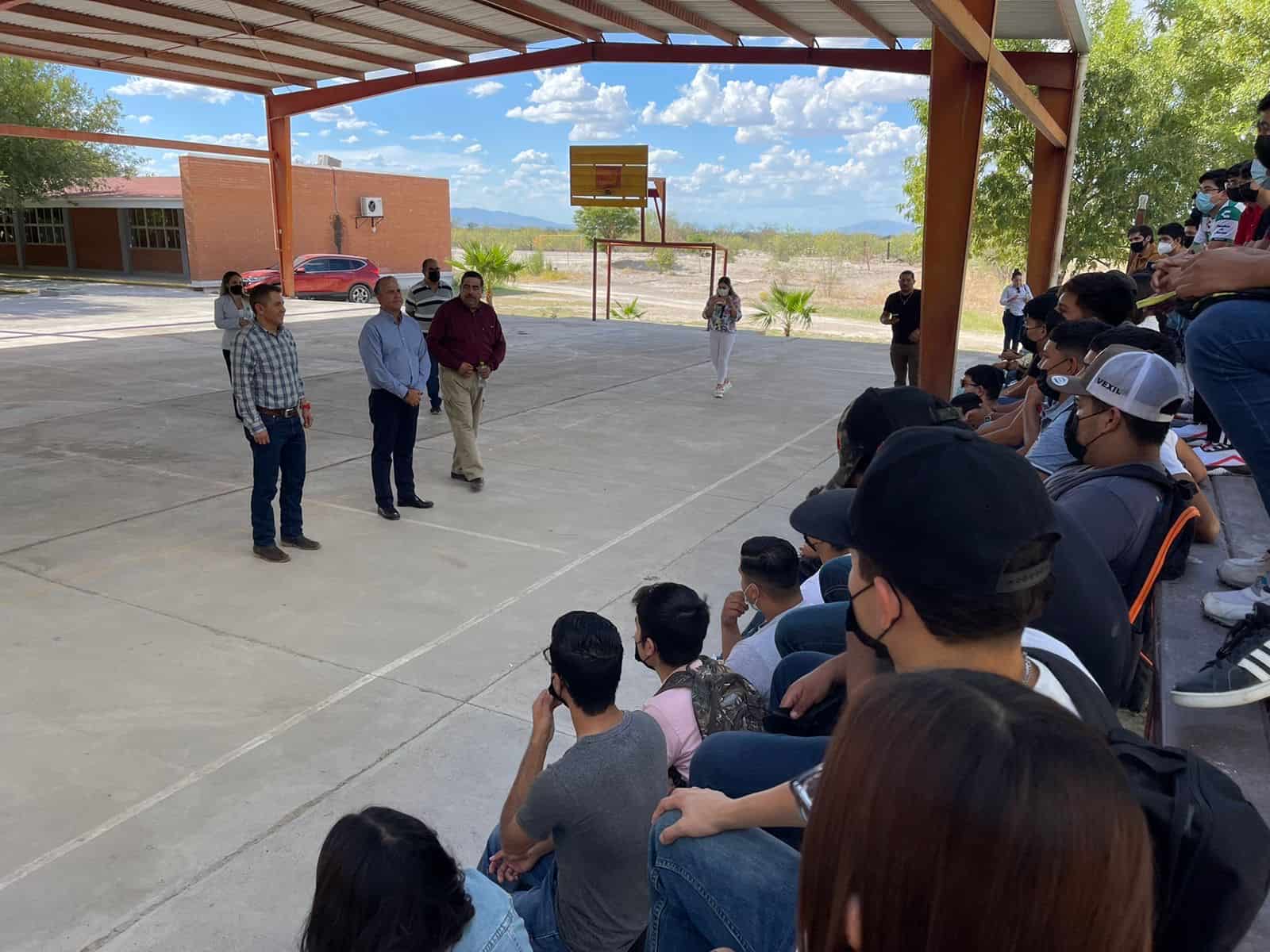 Realizan recorrido por las instalaciones junto al Director Ingeniero Carlos Paredes.