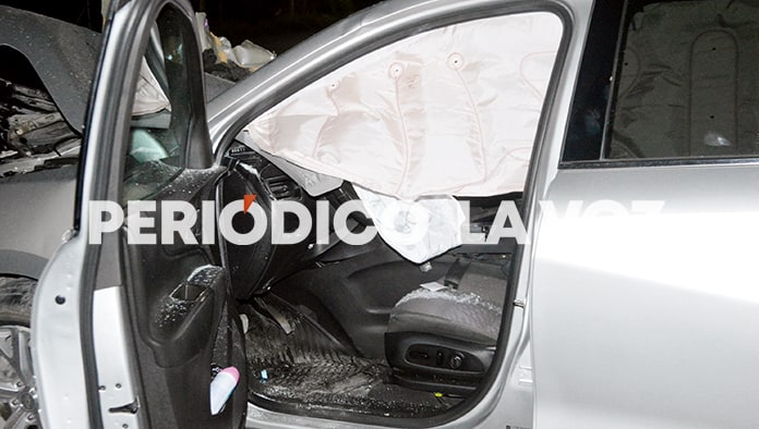Mete camioneta debajo de tráiler