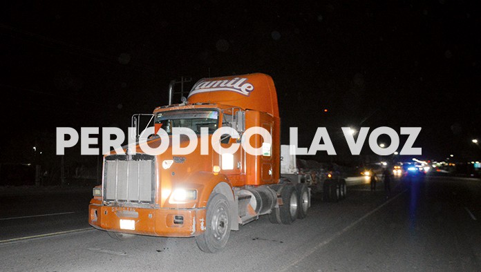 Mete camioneta debajo de tráiler