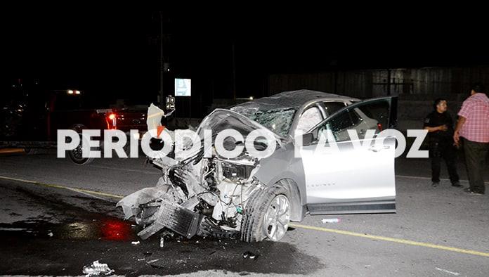 Mete camioneta debajo de tráiler