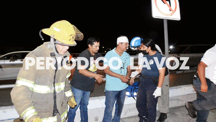 Queda taxista ebrio incrustado en puente