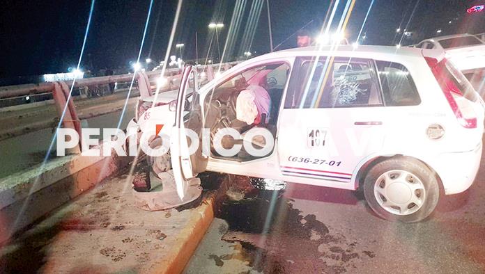 Queda taxista ebrio incrustado en puente