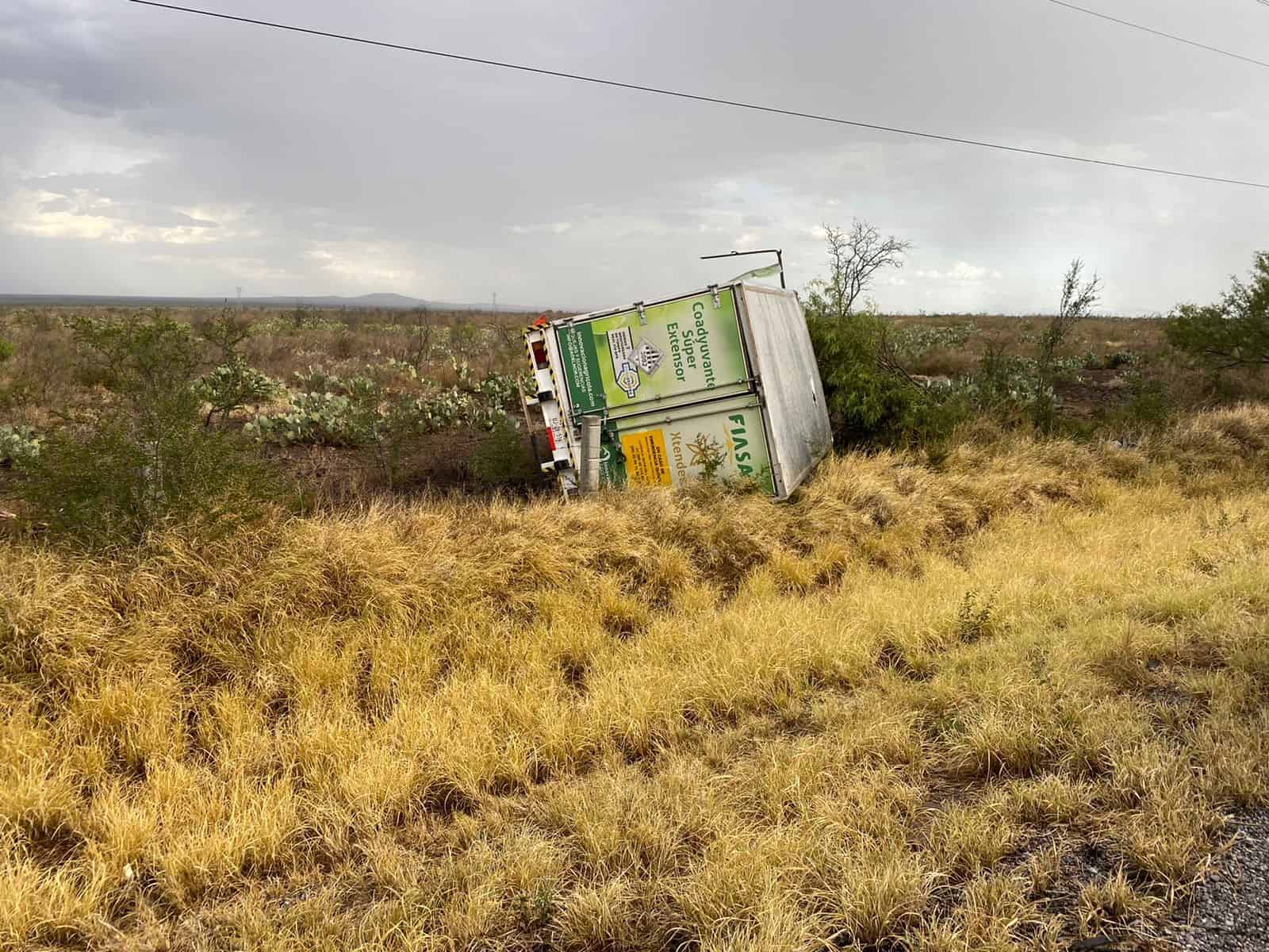 Vuelca camión de materiales sobre la 57.