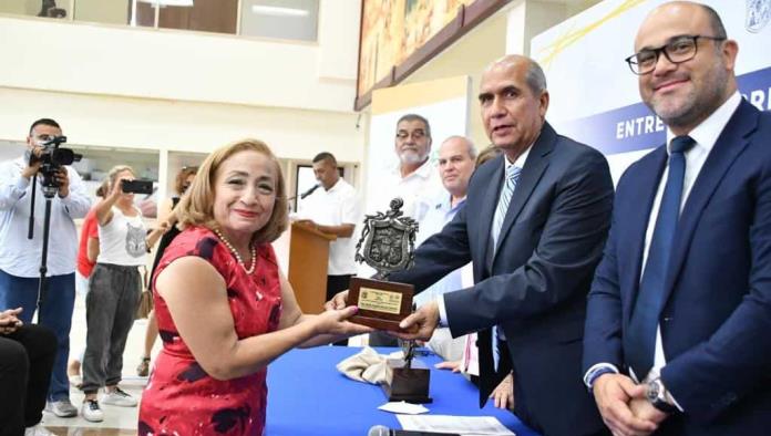 Entregan presea Alonso de León