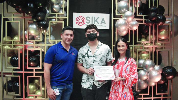 Entrega Sika becas a hijos de trabajadores