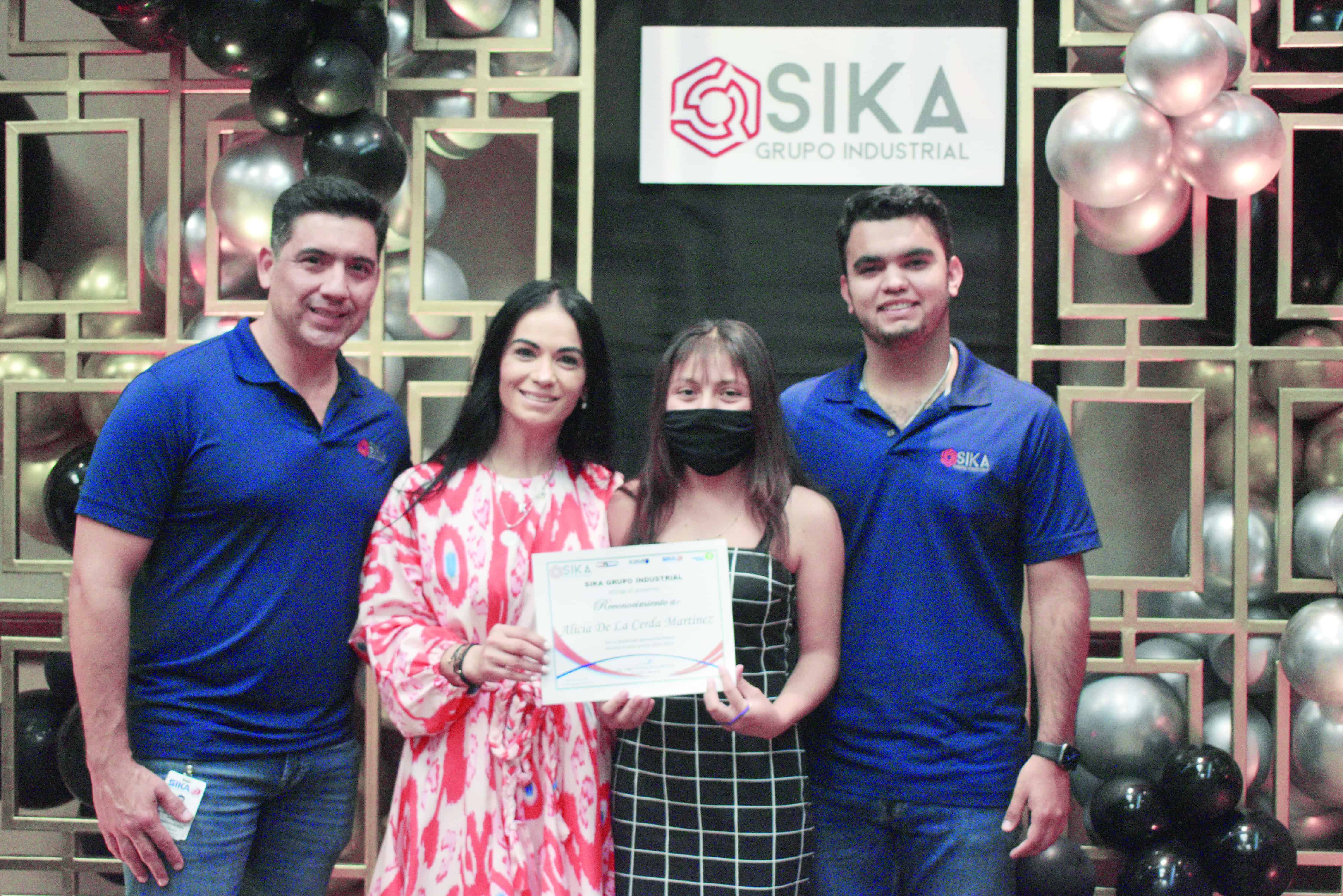Entrega Sika becas a hijos de trabajadores