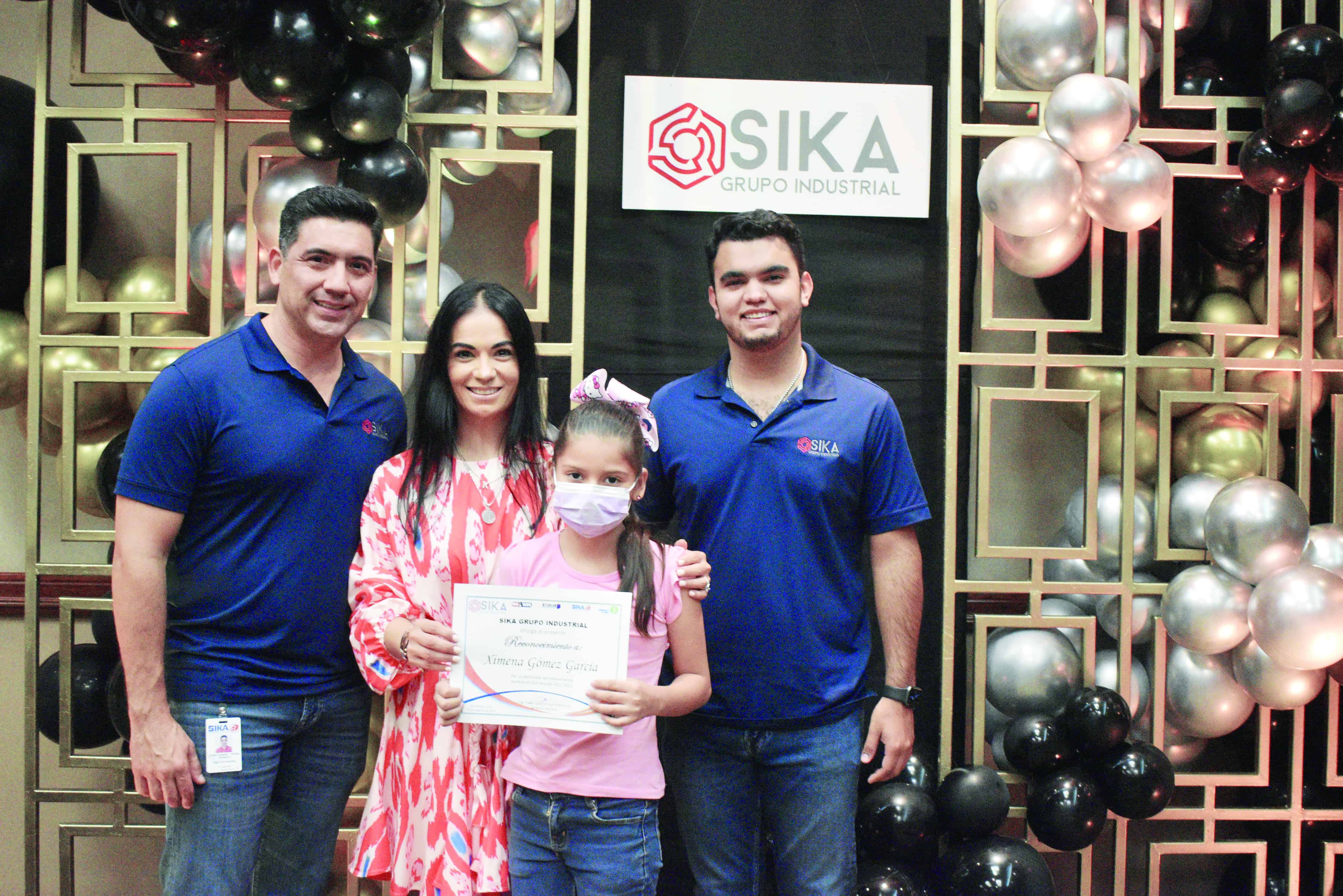 Entrega Sika becas a hijos de trabajadores