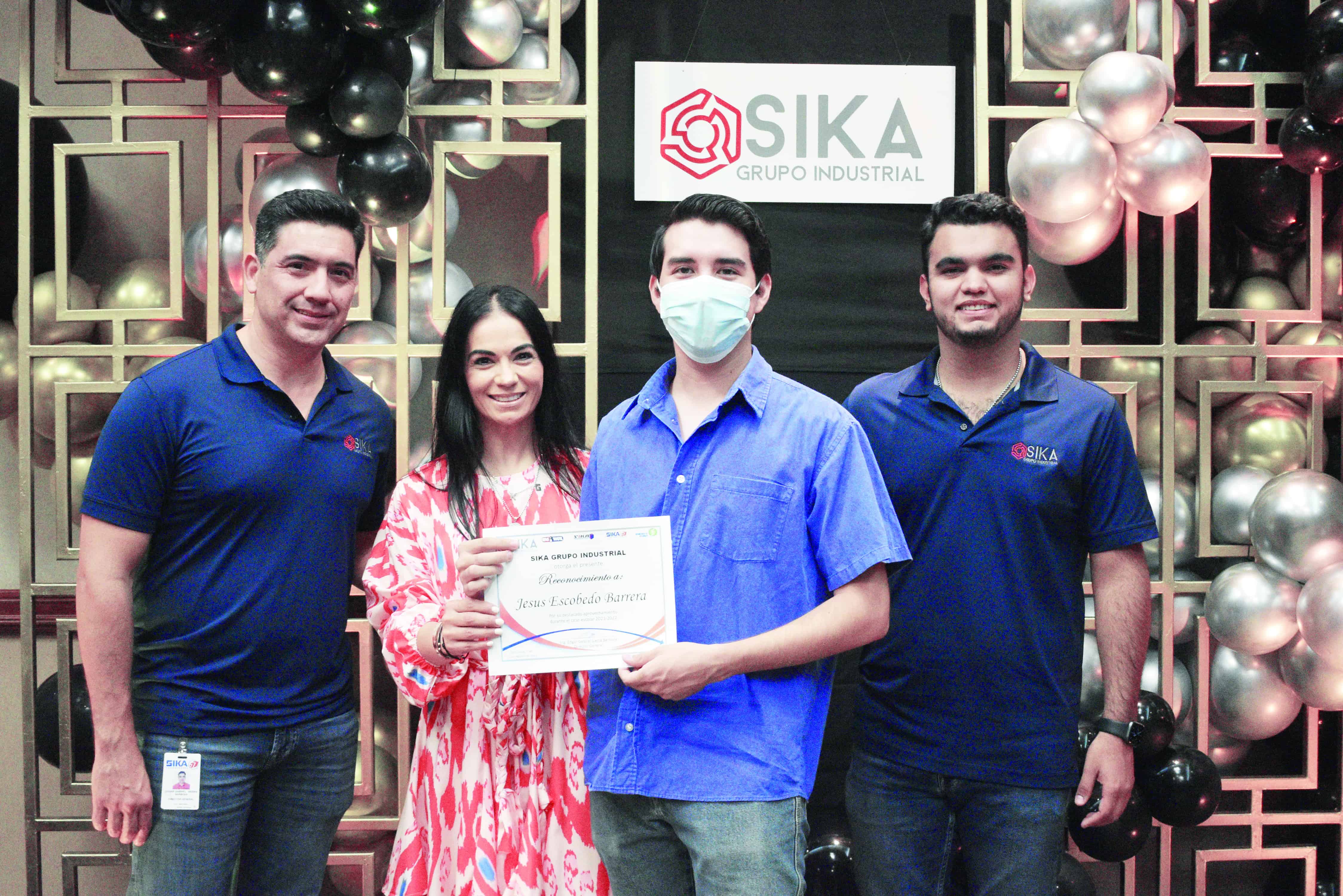 Entrega Sika becas a hijos de trabajadores