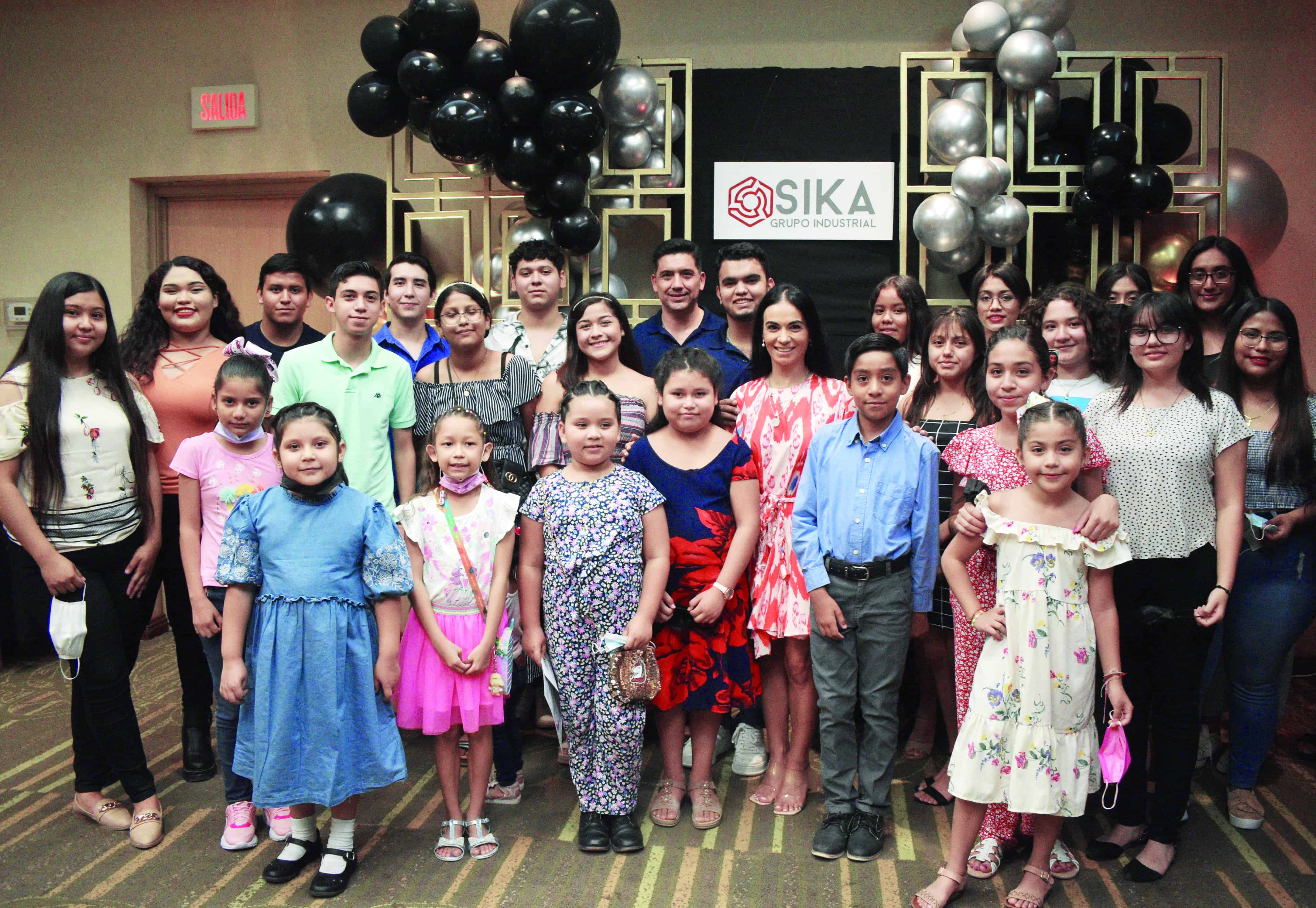 Entrega Sika becas a hijos de trabajadores