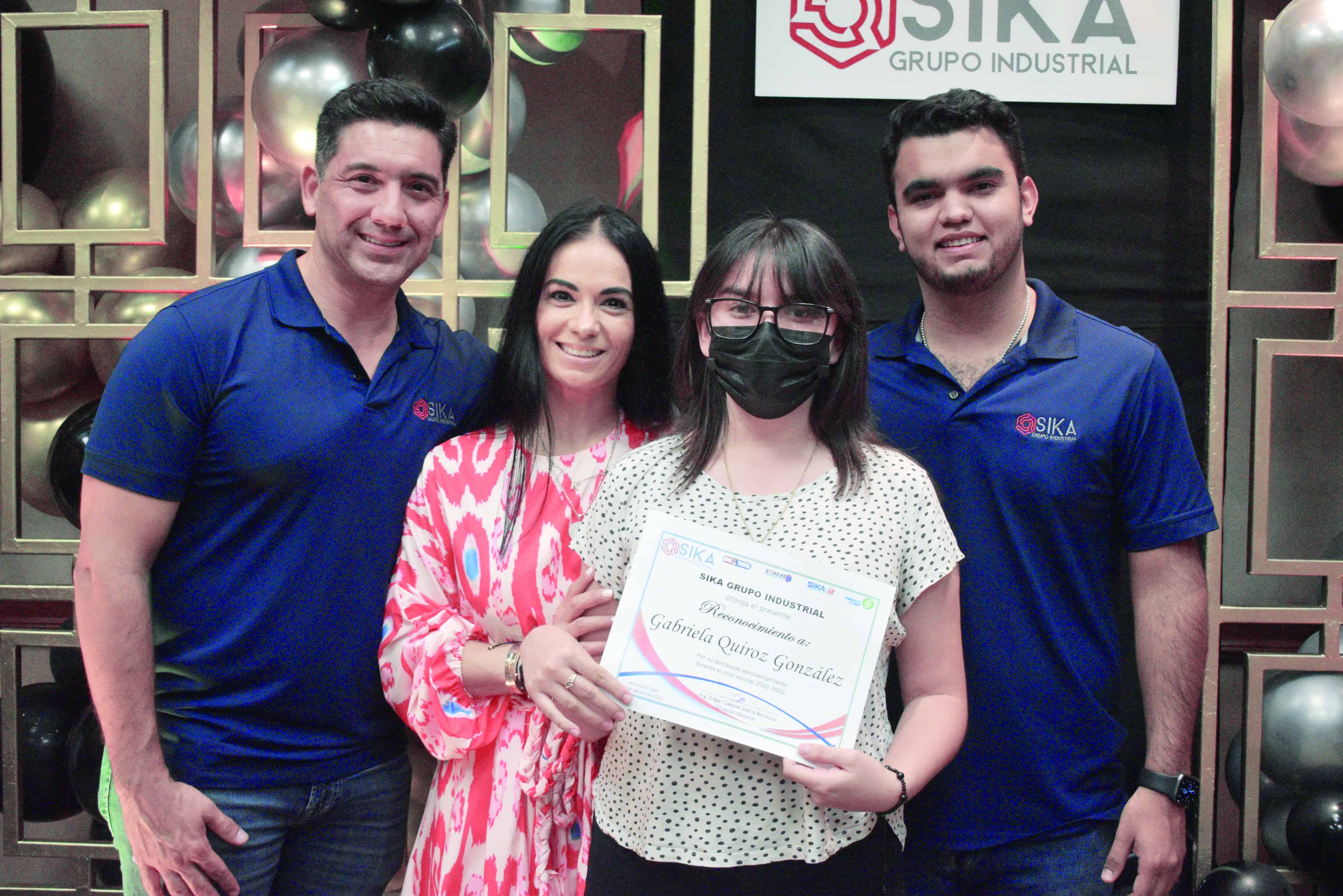 Entrega Sika becas a hijos de trabajadores