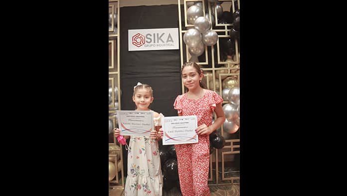 Entrega Sika becas a hijos de trabajadores