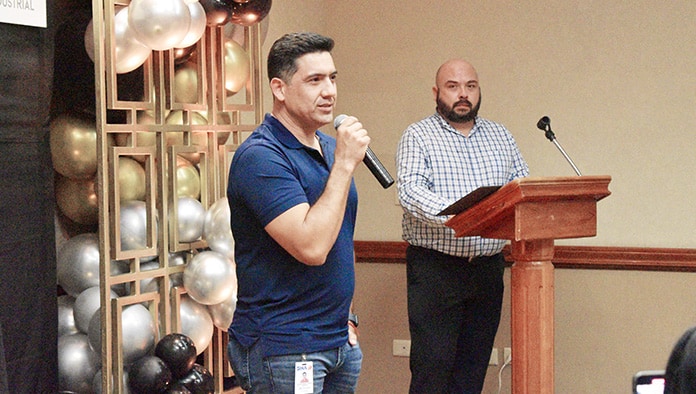 Entrega Sika becas a hijos de trabajadores
