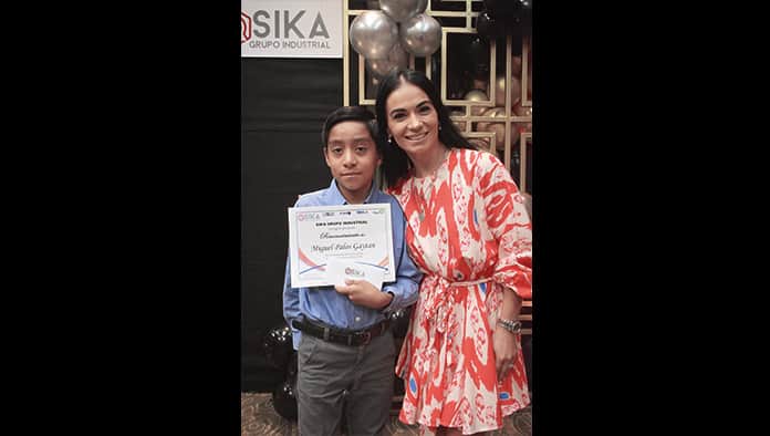 Entrega Sika becas a hijos de trabajadores