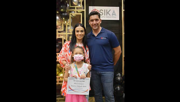 Entrega Sika becas a hijos de trabajadores